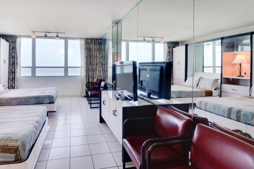 Castle Beach: Coral Condo
