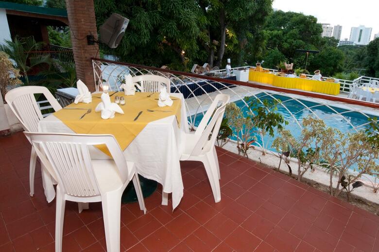 Real Bananas Hotel & Villas