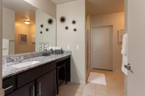 Sleek & Stylish 2bd Apartment