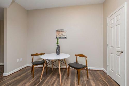 University Apartment @ Hillsboro Village