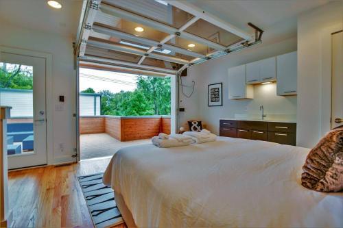 10 Bed, 3.5 Bath Roof Deck Home