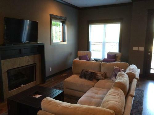 Villa Minutes From Downtown