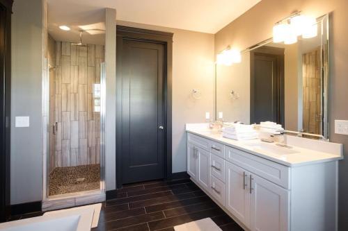 Villa Minutes From Downtown