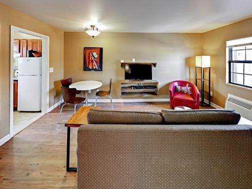 Landmark Mcmillin Court Apartment 10