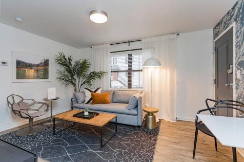 Hip Urban Designer Apartment | Free Parking