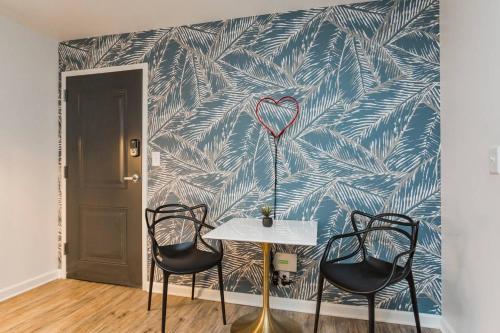 Hip Urban Designer Apartment | Free Parking