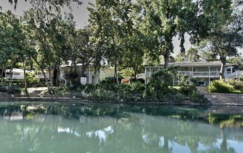 Comal River Cottages 415