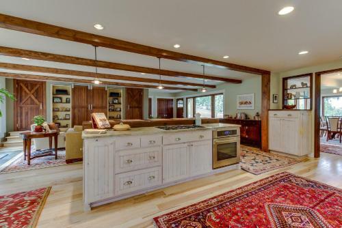 Parrett Mountain Farm House Retreat