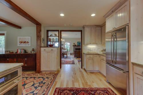 Parrett Mountain Farm House Retreat