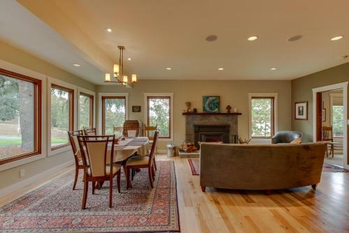 Parrett Mountain Farm House Retreat