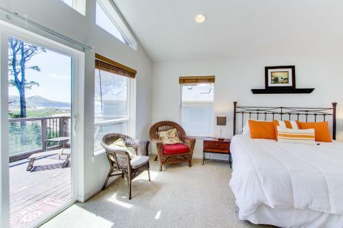 Yaquina Lighthouse View Beach Home