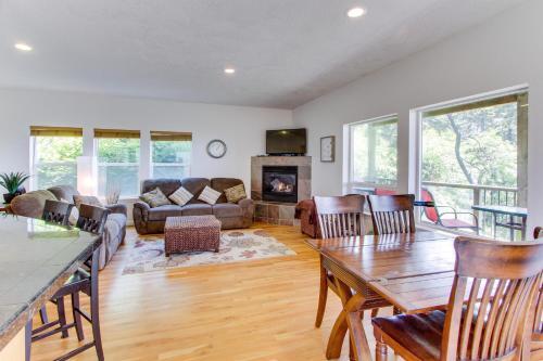 Yaquina Lighthouse View Beach Home