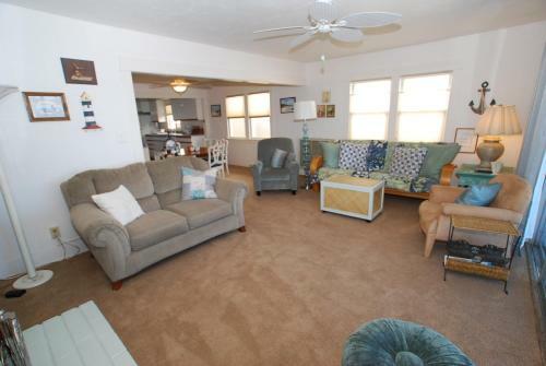 413.5 E Edgewater (68159)