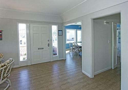 1101 W Bay Ave (68215)