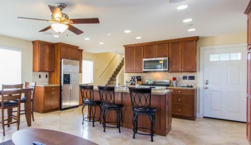 209 38th St. B (upstairs) 2 Bedroom Apartment