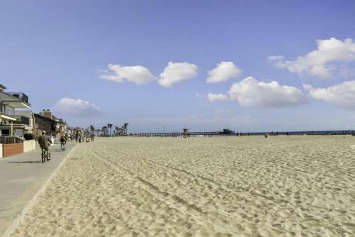 Stunning & Contemporary Beach Home With Ac! #2