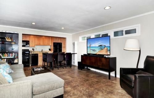 313 E Bay Both 4 Bedroom Home