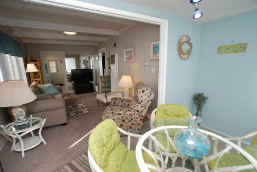 2710 W Ocean Front (68169)