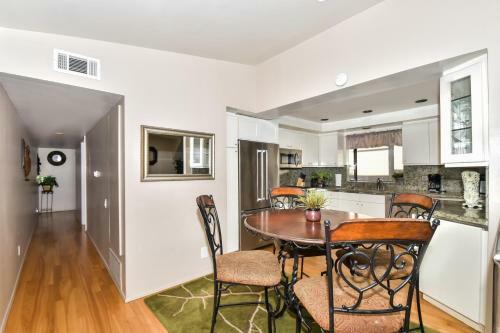 303.5 35th St (68220)
