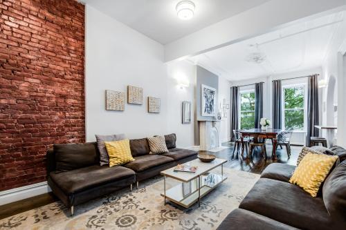 8 Bedroom Midtown Townhouse- Sleeps 16