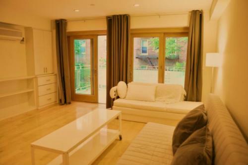 Huge 2 Bed 2 Bath Apartment In Building With Elevator