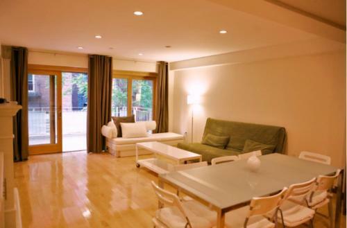 Huge 2 Bed 2 Bath Apartment In Building With Elevator