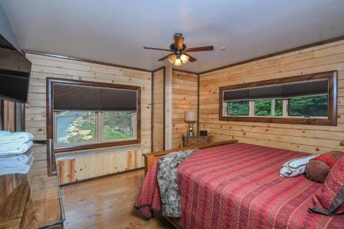 Hemlock Hideaway Six-bedroom Holiday Home