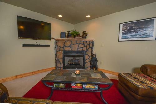 Bear Paws Two-bedroom Cabin