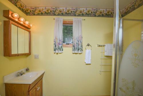 Lakeview Cottage Three-bedroom Holiday Home