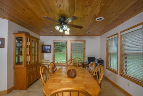 Lakeview Cottage Three-bedroom Holiday Home