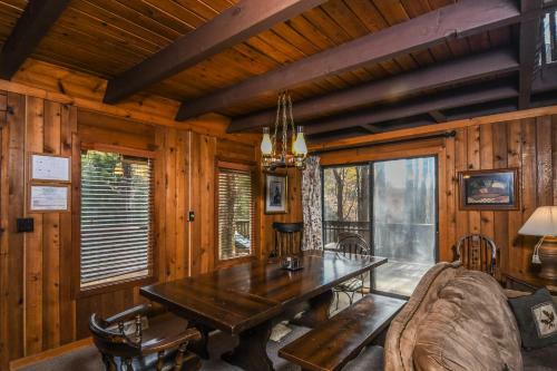 Creekside Cove Four-bedroom Holiday Home