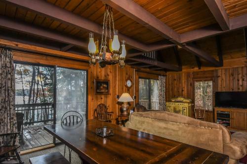 Creekside Cove Four-bedroom Holiday Home