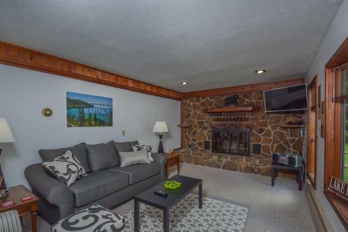 Lake View Three-bedroom Holiday Home