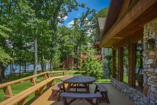 Lake View Three-bedroom Holiday Home