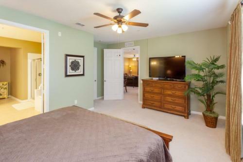 Shoreway Loop | 2001-three Bedroom Apartment