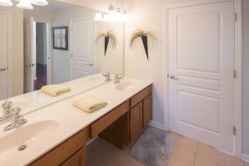 Magical Windsor Hills Villa - Six Bedroom Home