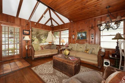 116sc- 906563 The Sunshine Bungalow
