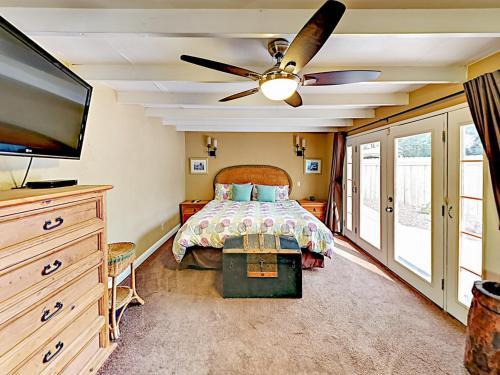 Walk To Palm Canyon - Desert Oasis Home
