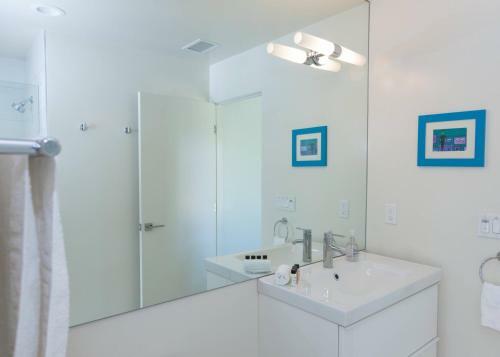 Mid-century Deluxe - 4 Bedroom