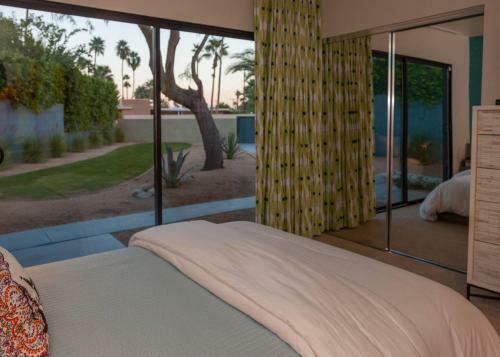 Mid-century Deluxe - 4 Bedroom