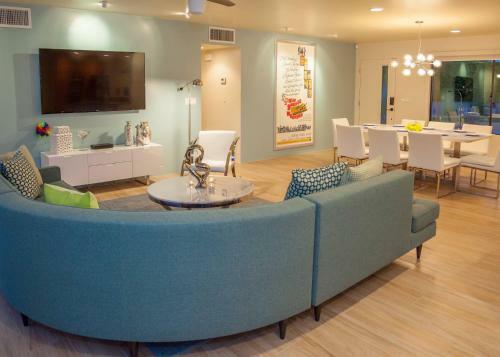 Mid-century Deluxe - 4 Bedroom