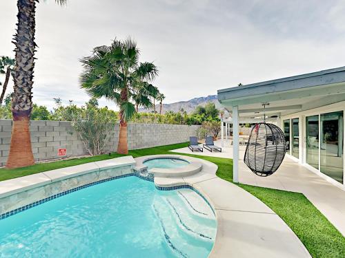 Updated Racquet Club West W/ Mountain Views & Pool Home