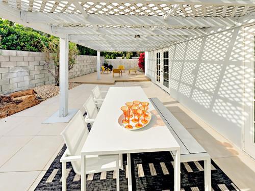 Updated Racquet Club West W/ Mountain Views & Pool Home
