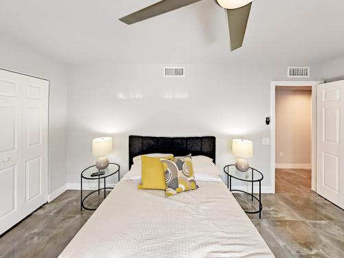 Updated Racquet Club West W/ Mountain Views & Pool Home