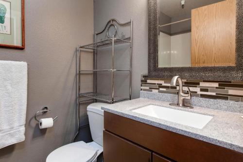 The Carriage House #302