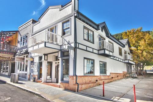 Apartamento Historic Charmer With Balcony On Main