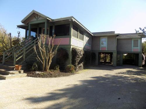 Lindsay House