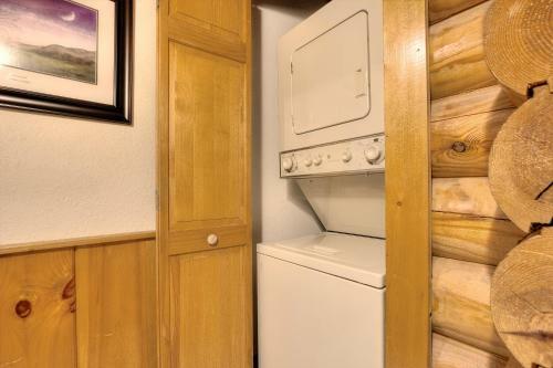 Lucky Logs #283 - Two Bedroom Cabin