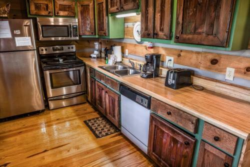 The Treehouse 3 Bedroom Cabin With Fire Pit
