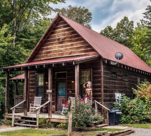 Country Charm Cabin With Firepit